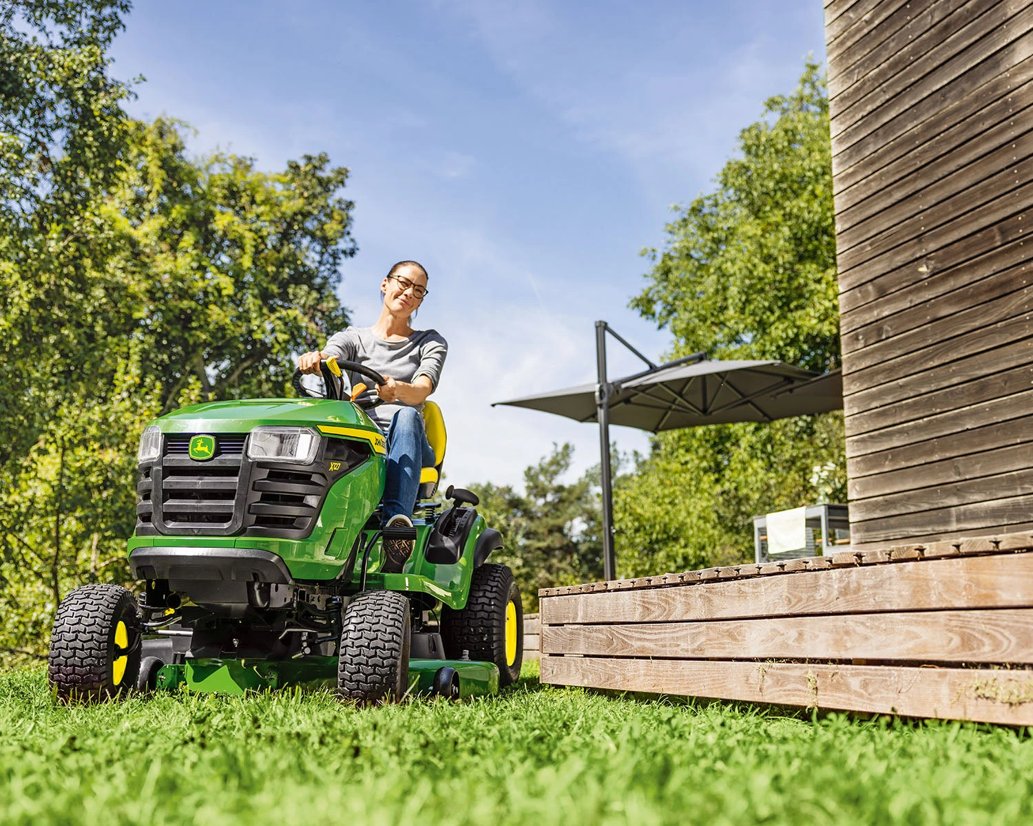 John Deere X127 Lawn Tractor 4 John Deere X127 Lawn Tractor - Image 2