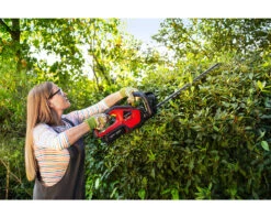 Honda HHH36BXB Cordless Hedge Trimmer -Garden Tools Store HOndaHedgetrimmerlifestyle2
