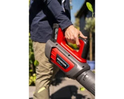 Honda HHB36BXB Cordless Leaf Blower -Garden Tools Store HondaLeafblowerLifestyle2